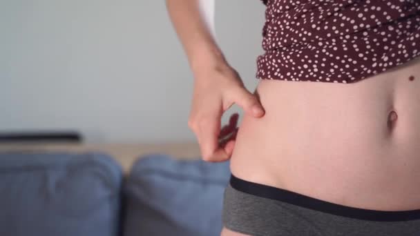 Primer plano del lado de la cintura del abdomen de las niñas. Concepto de exceso de peso — Vídeos de Stock
