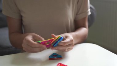 Manyetik yapı oyuncağını kapat. Anaokuluyla oynayan bir kadın.. 