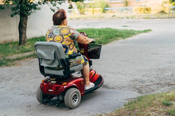 Poltawa, Ukraine - Juli 2020 Ältere Frau im E-Mobil für Behinderte — Stockfoto