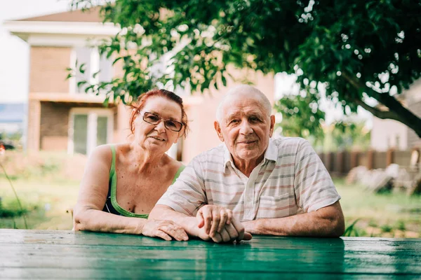 CAUCASIAN paar stille Generation in den 80ern. Glückliche Senioren gesund Mann und Frau — Stockfoto