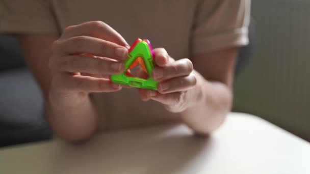 接近磁力建筑玩具。WOman playing with preschool oler. — 图库视频影像