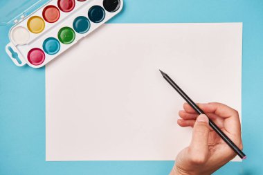 Boya ve fırçanın üst görüntüsü. Tuval maketi. Okul masası manzarası. Sanat sınıfı