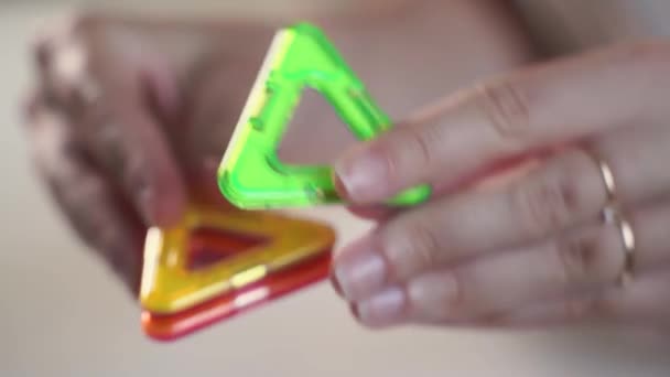 Primer plano del juguete magnético del edificio. WOman jugando con preescolar . — Vídeos de Stock