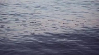 Akşam ışığında deniz dalgalarını kapatın. Su meditasyon arka planı