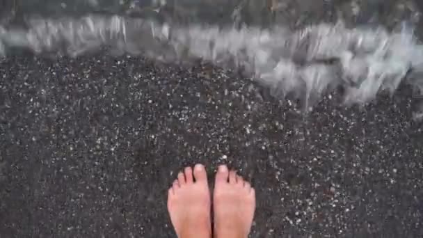 Blick von oben auf Füße am Strand mit Meereswellen. Erdungskonzept. Verbindung zur Natur — Stockvideo