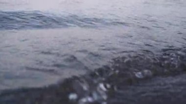 Akşam ışığında deniz dalgalarını kapatın. Su meditasyon arka planı