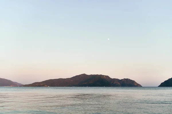 Panoramic photo of sea and hills in dusk. Traveling to nature — Stock Photo, Image