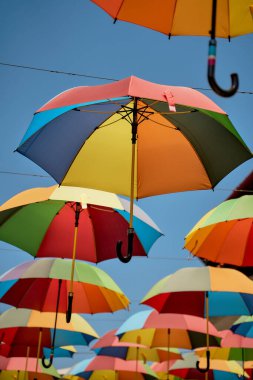 Gökkuşağı renkli şemsiyeler gökyüzünde asılı. Yaz gezisi. LGBT gururu