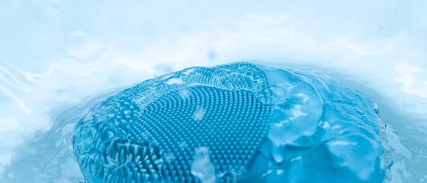 Huidmassage in zuiver water in blauwe kleuren. Thuis wellness concept. Huidverzorging — Stockfoto