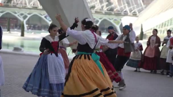 Španělsko, Valencie - leden 2020, tanečnice flamenca na ulicích Valencie. Město umění a věd — Stock video