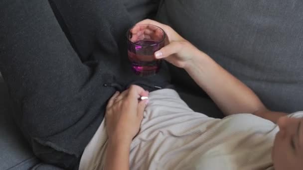 Vrouw met buikpijn drinkt pijnstillers. Pijnlijke periodes. — Stockvideo