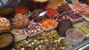 Geleneksel pazarda salamura sebze vitrinleri. İspanyol sokak dükkanında zeytin 