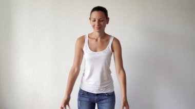 Milyonlarca yıllık genç bir kadın, büyük bir karton kutuyla taşınıyor. Çevrimiçi alım, dağıtım elemanı.