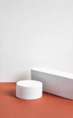 Topraksı arka planda beton podyum. Pedestal, ürün için yer