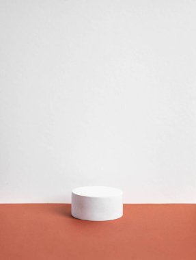 Topraksı arka planda beton podyum. Pedestal, ürün için yer