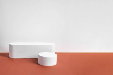 Topraksı arka planda beton podyum. Pedestal, ürün için yer
