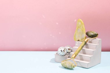 Yaşlanmayı önleyen kişisel bakım için Gemstone yeşili yüz silindiri. Moda disko topu. 