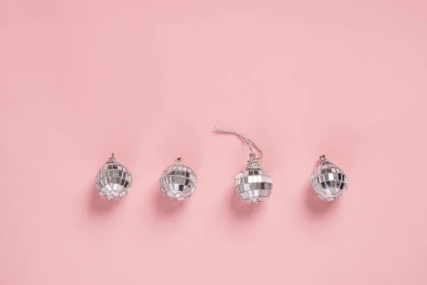 Disco balls on pink background. 90s retro party concept. difference concept — Stock Photo, Image
