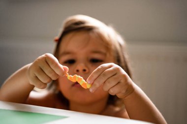 Kafkasyalı küçük kız evde annesiyle mankencilik oynuyor. Evde eğitim kavramı