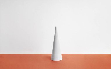 Topraksı arka planda beton podyum. Pedestal, ürün için yer