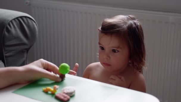 Kaukasiska småbarn flicka leker modellering spela deg hemma med mamma. Hemskolekoncept — Stockvideo