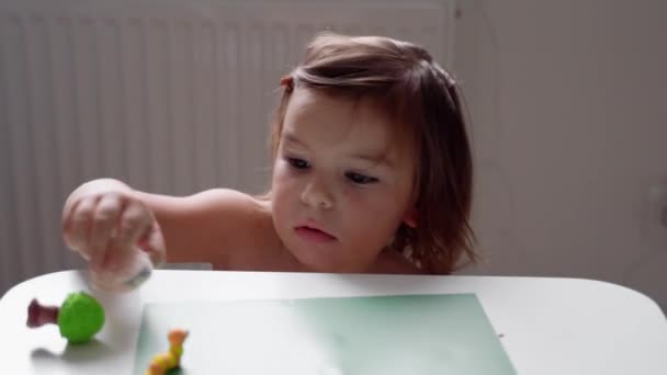 Kafkasyalı küçük kız evde annesiyle mankencilik oynuyor. Evde eğitim kavramı — Stok video