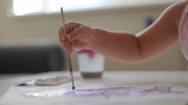 Niña caucásica pintando con pintura de acuarela en casa sola. Desarrollo temprano creativo. — Vídeos de Stock