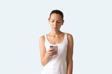 Açık mavi arka planda telefonu olan beyaz bir kadın. Çevrimiçi bin yılın sanal hayatı