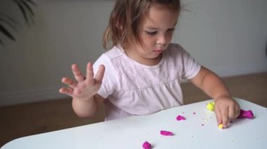 Kafkasyalı küçük kız evde annesiyle mankencilik oynuyor. Evde eğitim kavramı