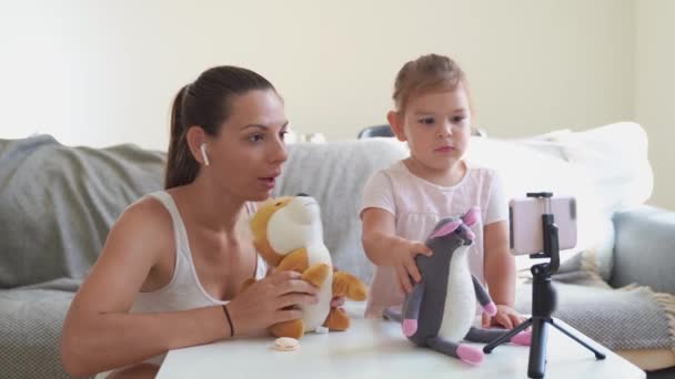 Mor med barn streaming online video av unboxing kläder. Influencer yrke, mamma blogg — Stockvideo