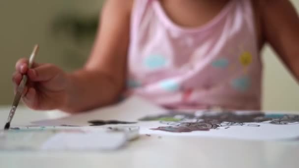 Blanke peuter meisje schilderen met aquarelverf verf alleen thuis. Creatieve vroege ontwikkeling. — Stockvideo