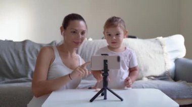 Anne ve çocuk çevrimiçi boks kıyafetlerini açarken videolar yayınlıyorlar. Etki alanı, anne günlüğü