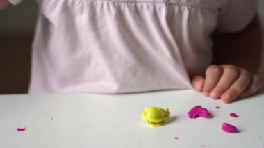 Kafkasyalı küçük kız evde annesiyle mankencilik oynuyor. Evde eğitim kavramı