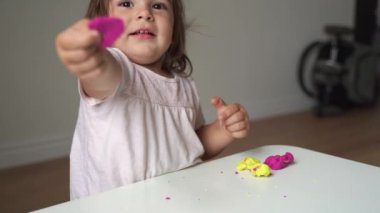 Kafkasyalı küçük kız evde annesiyle mankencilik oynuyor. Evde eğitim kavramı