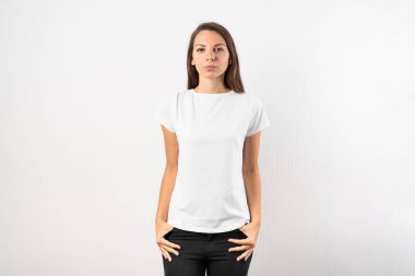 Beyaz tişörtlü beyaz kadın. Milenyum kızı. moda modeli