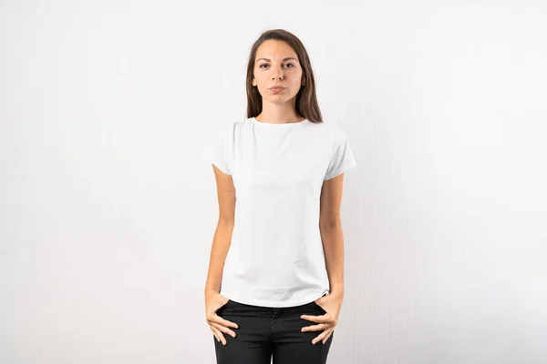 Mulher branca com tshirt branca. Menina milenar. moda mock up — Fotografia de Stock