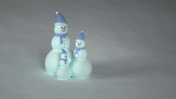 Snowman familj med halsduk och hatt i blå färger. Julsnön symbol. Minimal 3D-återgivning — Stockvideo
