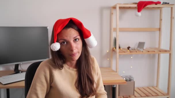 Blanke jonge vrouw moe op het werk op kerstavond. verveeld op het werk — Stockvideo