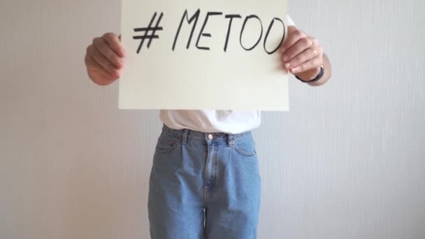 Jeune femme tenant signe avec metoo hashtag texte. Abus sexuels, égalité des sexes. — Video