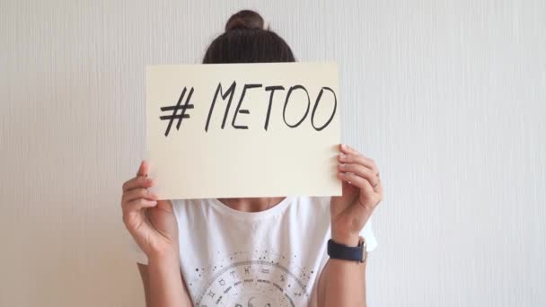Mulher jovem segurando sinal com metoo hashtag texto. Abuso sexual, igualdade de direitos de género. — Vídeo de Stock