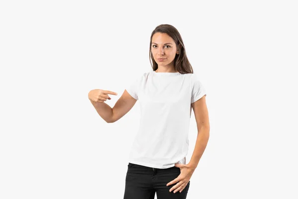 Biała kobieta w białej koszuli. tysiącletnia dziewczyna. moda makieta — Zdjęcie stockowe