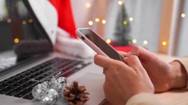 İnternetten kredi kartı alarak ellerinizi kapatın. İnternetten alışveriş. siber pazartesi. 