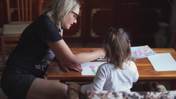 Дитина з бабусинним малюнком з акварельною фарбою вдома. Просте життя, концепція зв'язку — стокове відео