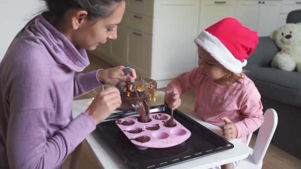 Kaukasische Mutter mit Tochter kocht gemeinsam Weihnachtsplätzchen. Traditionelle Aktivitäten zu Hause mit Kindern — Stockvideo