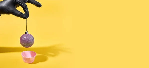 Bolo de bolha com bolha e mão chef em luvas pretas. Cor amarela arrojada. Comida de Natal em estilo contemporâneo — Fotografia de Stock