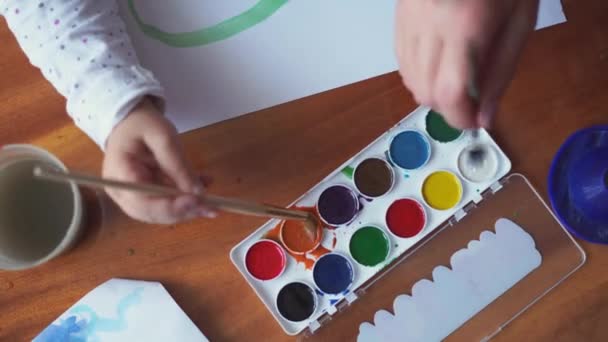 Zbliżenie palety farb akwarelowych pędzlem malarskim. Aktywność twórcza dla dzieci. Zajęcia hobbystyczne — Wideo stockowe