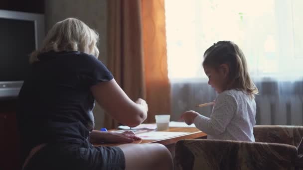 家庭で水彩画でグラニー図面を持つ子供。シンプルな生活、接続の概念 — ストック動画
