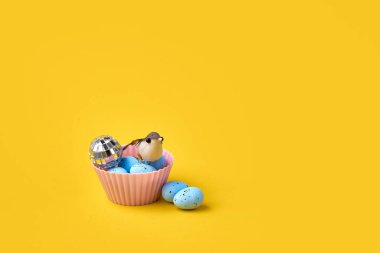 Paskalya mavisi yumurta ve kuşlu kek. İlkbahar konsepti. Yaratıcı kavramsal fotoğraf