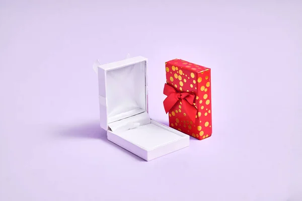 Відкрита біла порожня кільцева коробка і золота червона коробка. Пропозиція на Різдво. День Святого Валентина ювелірні вироби — стокове фото