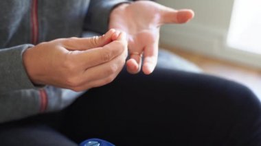 Glikoz sayacıyla genç kadın ellerine yaklaş. Evde kan testi var. Metabolik sendrom